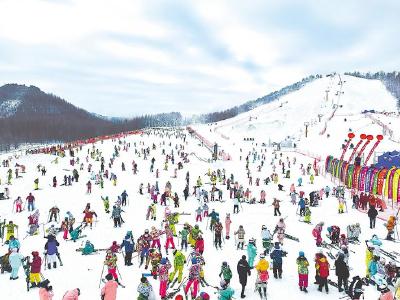 新春走基层丨家门口的滑雪场上过大年 