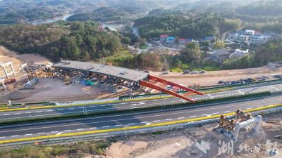 燕矶长江大桥完成首个跨高速钢梁曲线顶推