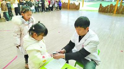 麻城市白果中心卫生院体格检查活动进校园