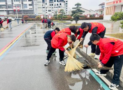 英山县白石坳小学学生志愿清“肺”受点赞