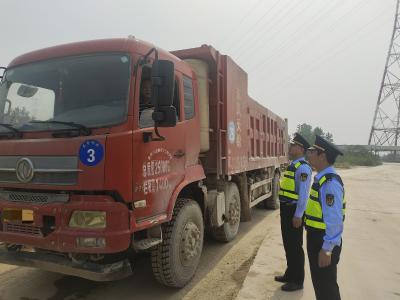 蕲春交通运输综合执法大队强化五一节前路面巡查