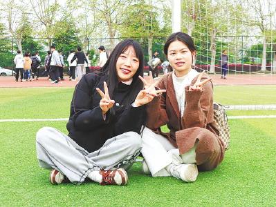 七年前同在贵州山区中学，如今重逢于高校课堂 女孩和支教老师在汉续写师生缘
