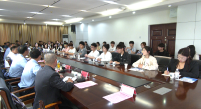 市区出租车管理者、从业者与大学生面对面交流——“碰撞”中找寻提升服务质量的“金点子”