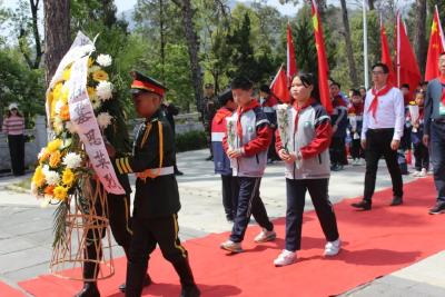 黄冈思源实验学校：清明祭英烈 传承爱国志
