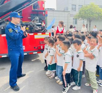 蕲春县第三幼儿园小朋友探秘消防救援大队
