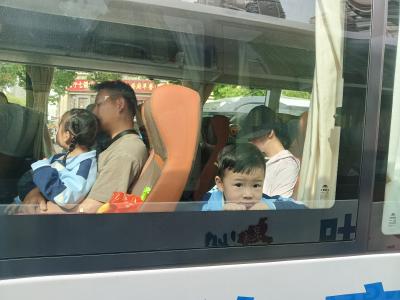 黄冈市实验幼儿园开展探春之旅   200余名小班小朋友野外撒欢