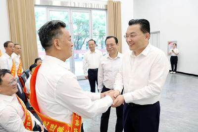 李军杰会见我市受表彰的全国离退休干部先进个人、全省离退休干部和老干部工作先进集体和先进个人代表