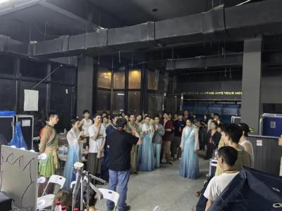 演员冒雨唱《大江东去》，观众集体收伞！黄州这场演出，为何刷屏？