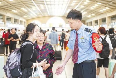 公路疏导有方 车站换乘无忧  湖北向八方游客温情说“好走”