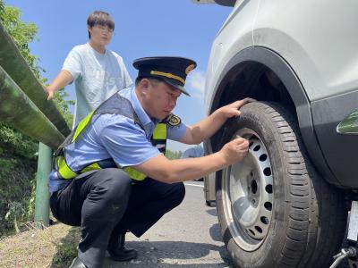 高速路上车胎“爆” 路政援手助司乘脱困