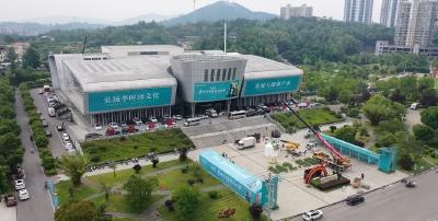 全省首款智能艾灸机器人亮相李时珍中医药文化节