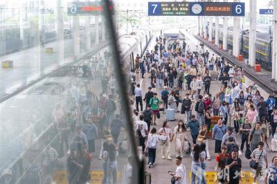 武汉：铁路迎来五一假期返程高峰