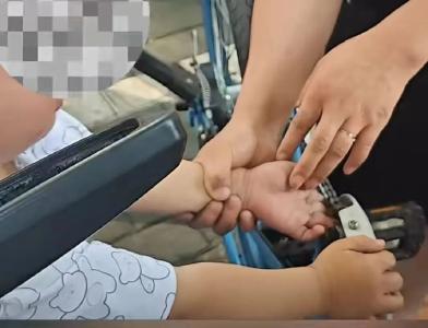 黄州幼童手指被卡自行车链条，消防员紧急出动…家长速看安全提醒！