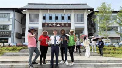 无人机+太空漫步VR……南非游客在龟峰山开启炫酷体验