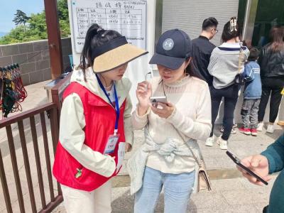 麻城市“志愿红”扮靓龟峰山“杜鹃红”