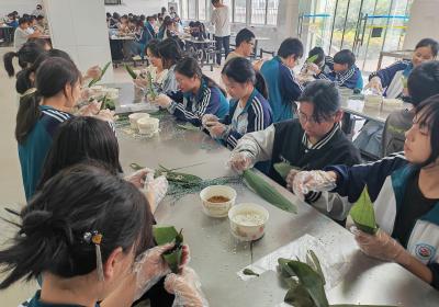 粽叶飘香，品味端午！启黄中学堵城校区师生包粽子迎端午