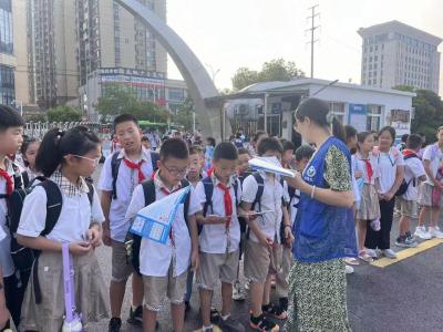 西湖司法所开展“忠诚护学岗 利剑除黑恶”主题法治宣传活动