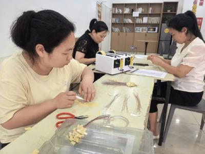 手工外发岗上线 黄冈“宝妈”顾家赚钱不用愁了！