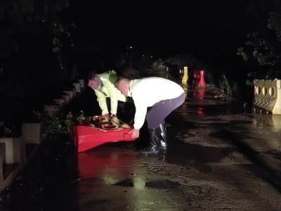 夜间巡查排险  黄州农路人风雨无阻护坦途
