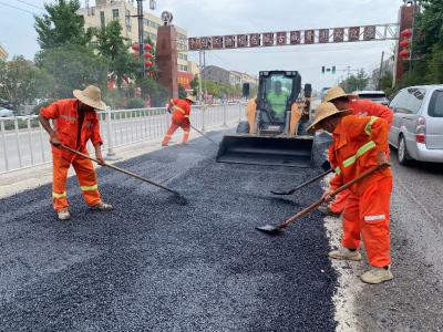 黄州区交通公路部门紧急抢修连续坑槽保畅通