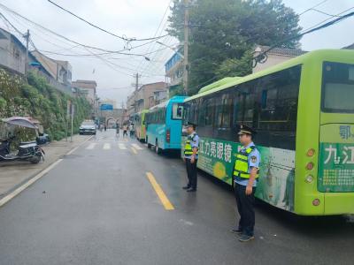 风雨无阻护考——蕲春交通执法圆满完成中考护航任务
