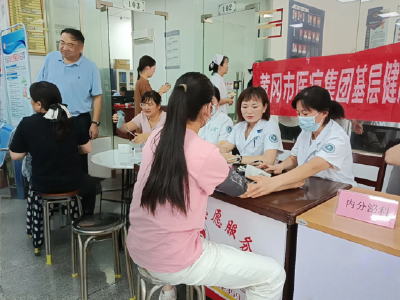 专家下沉社区 健康服务暖心                                                                                                        市中心医院走进三台河社区开展义诊科普活动