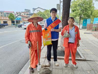 新华保险黄冈中支慰问户外劳动者