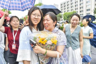 鲜花、拥抱还有热泪，考场外一片温情