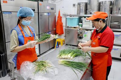关注食品安全  共筑安全校园——黄冈师范学院开展“校园食堂开放日”暨“劳动教育进后勤”活动 
