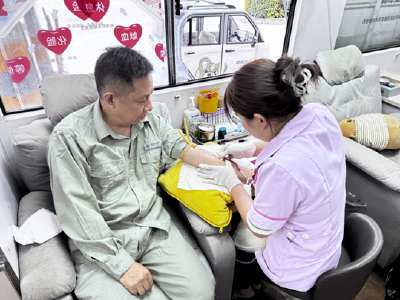 26年，他79次献血挽救生命