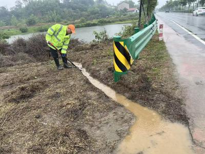 黄州区交通公路部门全力应对强降雨保障节日期间公路安全畅通