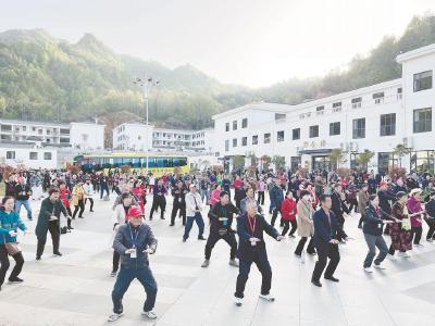 年均50万人次游客进山，4亿元农产品出山——闻彬军带动大别山区7万农民增收致富
