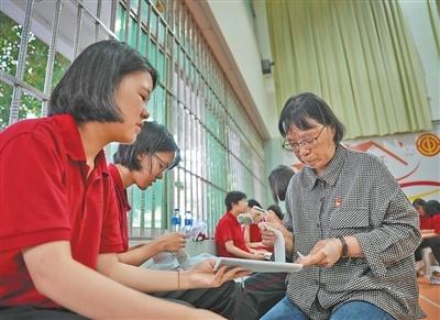 张桂梅连续十五年送考 守护大山女孩的“人生考场”