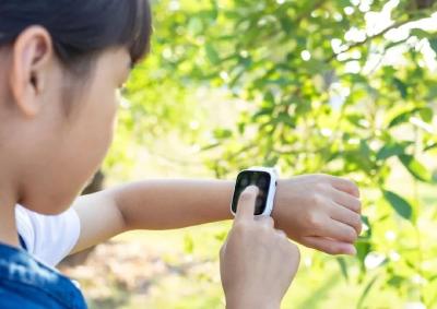 “小朋友，借你的电话手表用一下，我的手机没电了”