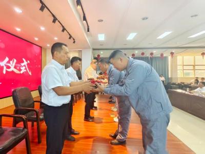 匠心传承育新人 师徒结对共前行——黄冈市自来水有限公司首届拜师仪式圆满举行