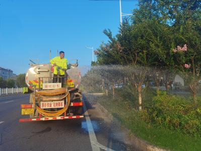 战高温护青绿  黄州为公路沿线绿植“补水解渴”