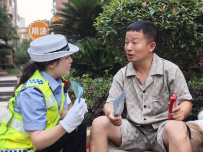 交警宣传进社区 安全知识送到家