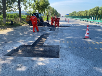 黄州交通公路人：烈日炙烤不停歇  公路守护不松懈