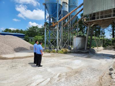 市生态环境局红安县分局开展商砼企业执法检查