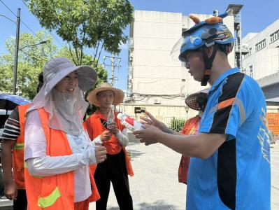 “最美骑士”张宝剑：高温挡不住爱心传递 载着“救命神器” 继续奔跑