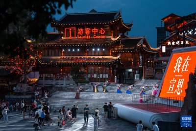 湖北宣恩：一河夜色起 精彩夏日