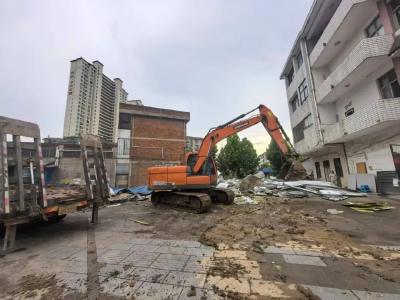 为停车场腾地武穴依法拆除5处共计600㎡违建钢构棚