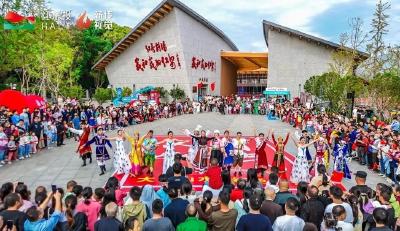 “沿着铁路评湖北”网络主题宣传活动走进黄冈