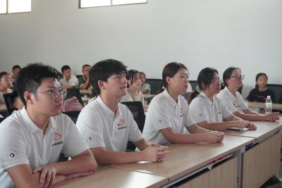 梓秀新村托管班：一堂点燃童心的爱国课 