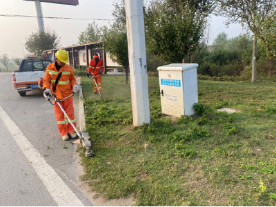 被烈日 “烤” 验的公路上，有一群人在默默守护 ——黄州交通公路人顶烈日战高温，守护道路安畅与洁美