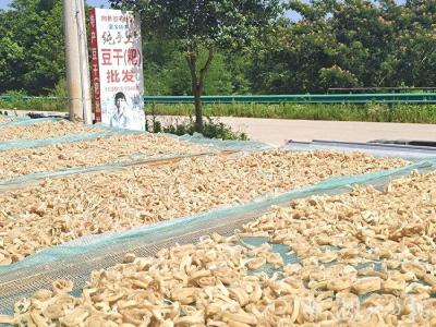 烫豆干烫成“人气王”！蕲春豆干姐直播切丝，万人蹲守抢货