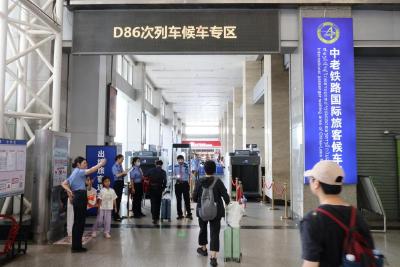 暑期跨境游升温 中老铁路增开国际旅客列车助力出行