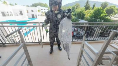 英山孔坊乡应急救援队冒高温摘取马蜂窝