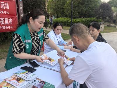 黄州区赤壁社区卫生服务中心开展老年健康周宣传活动