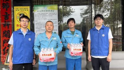 新华保险黄冈中支为户外劳动者送清凉